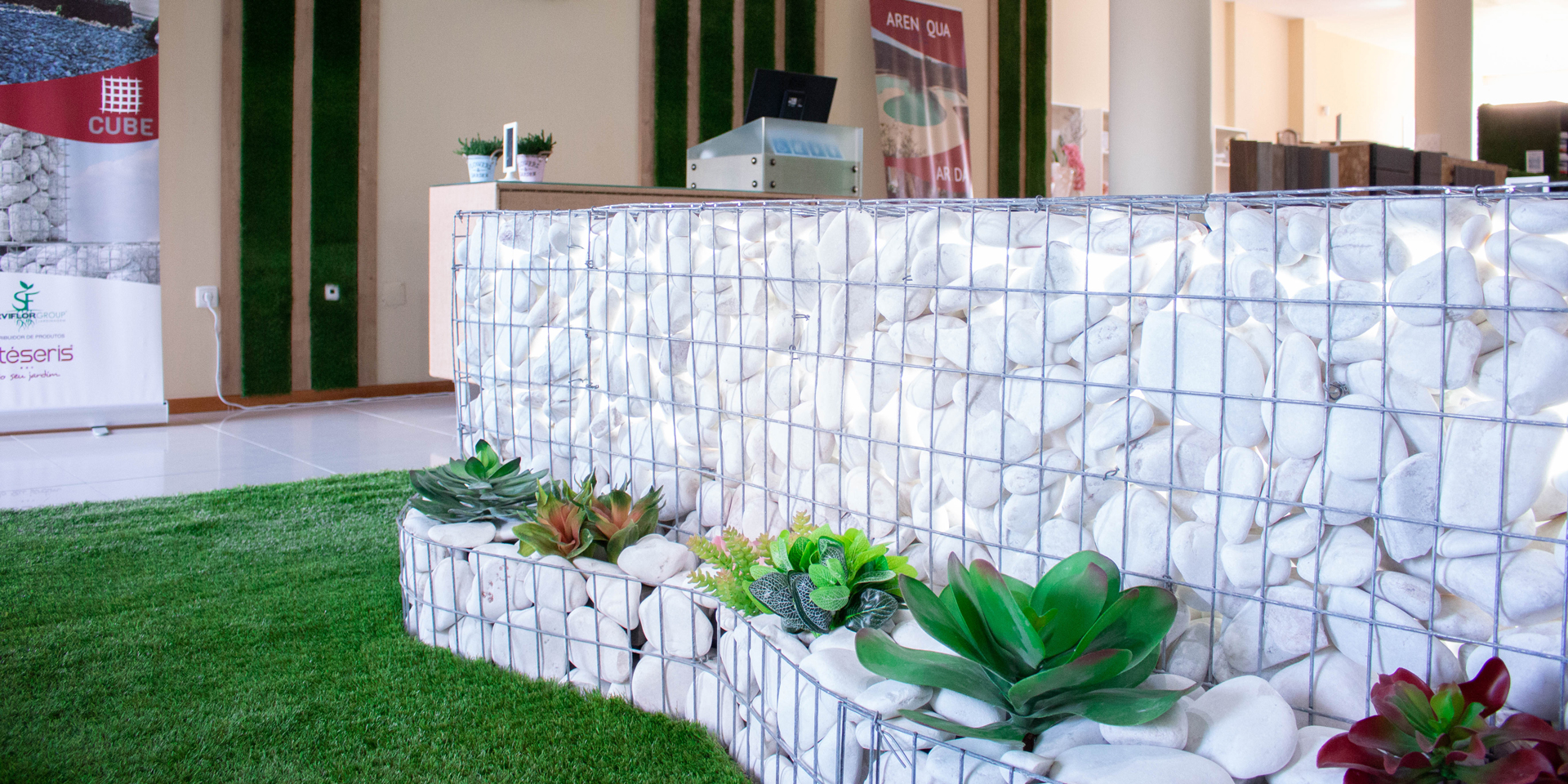 Foto da decoração usada numa piscina presente na loja